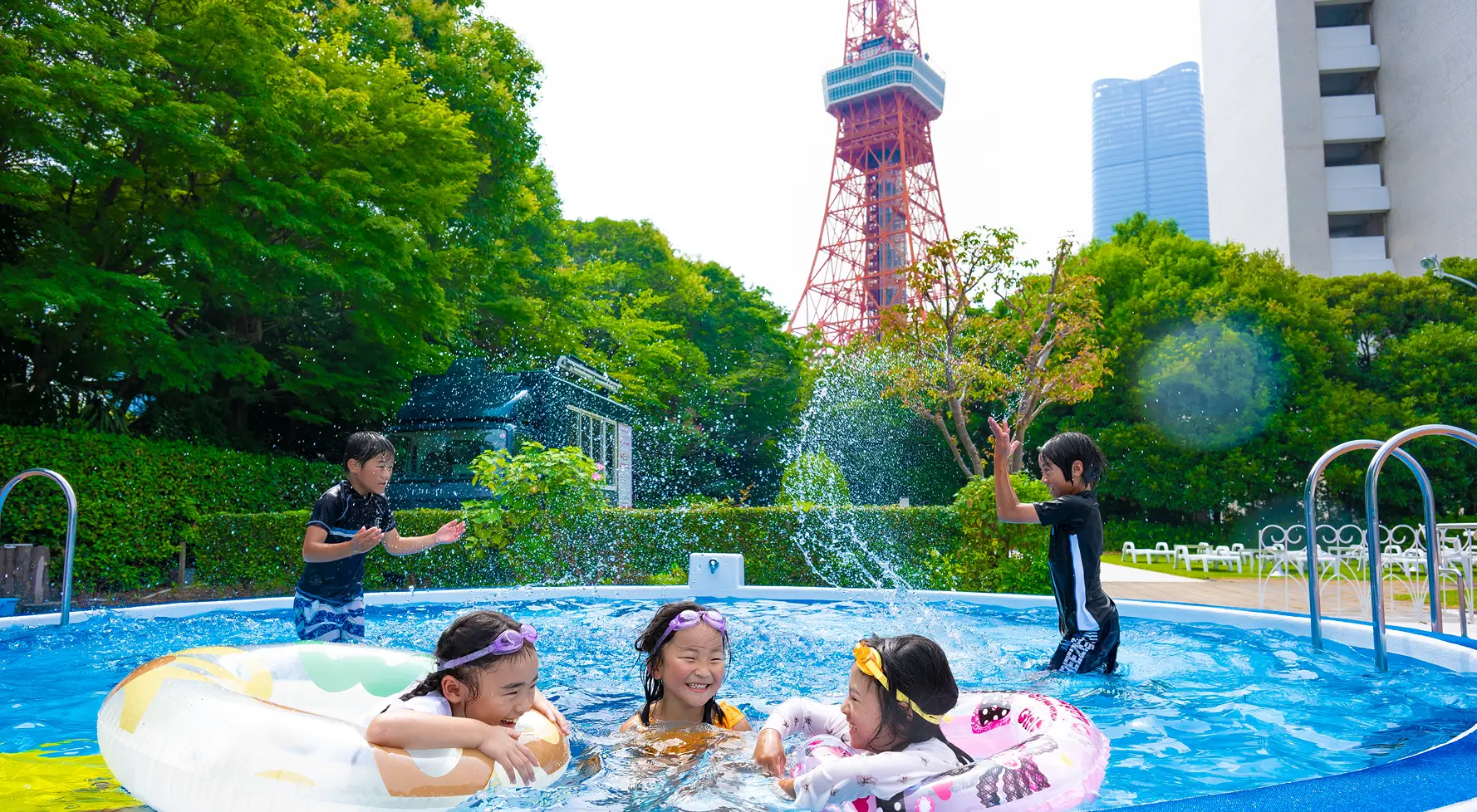水深の浅いキッズプールやエリア分けで、お子さまも安心して楽しめる