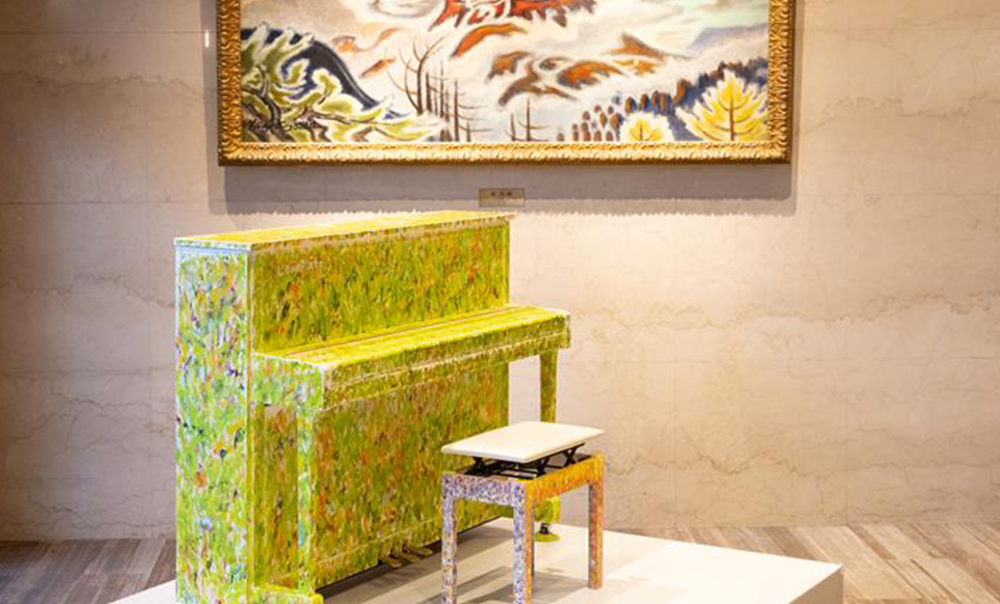 フロントロビーに飾られている小山敬三画伯の絵画『紅浅間』の雰囲気に合わせて選定された3号機