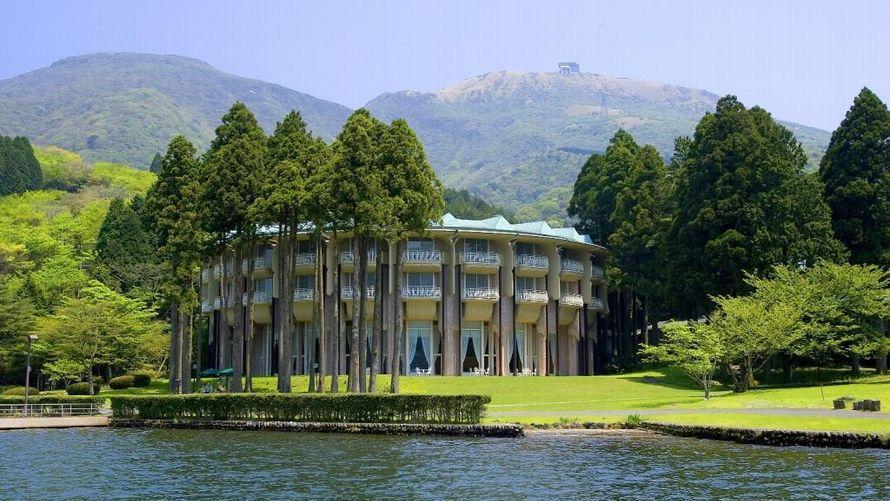 自然と調和した安らぎの空間。芦ノ湖や箱根の山々に抱かれた、ここでしか体験のできない癒しのときをお楽しみください。