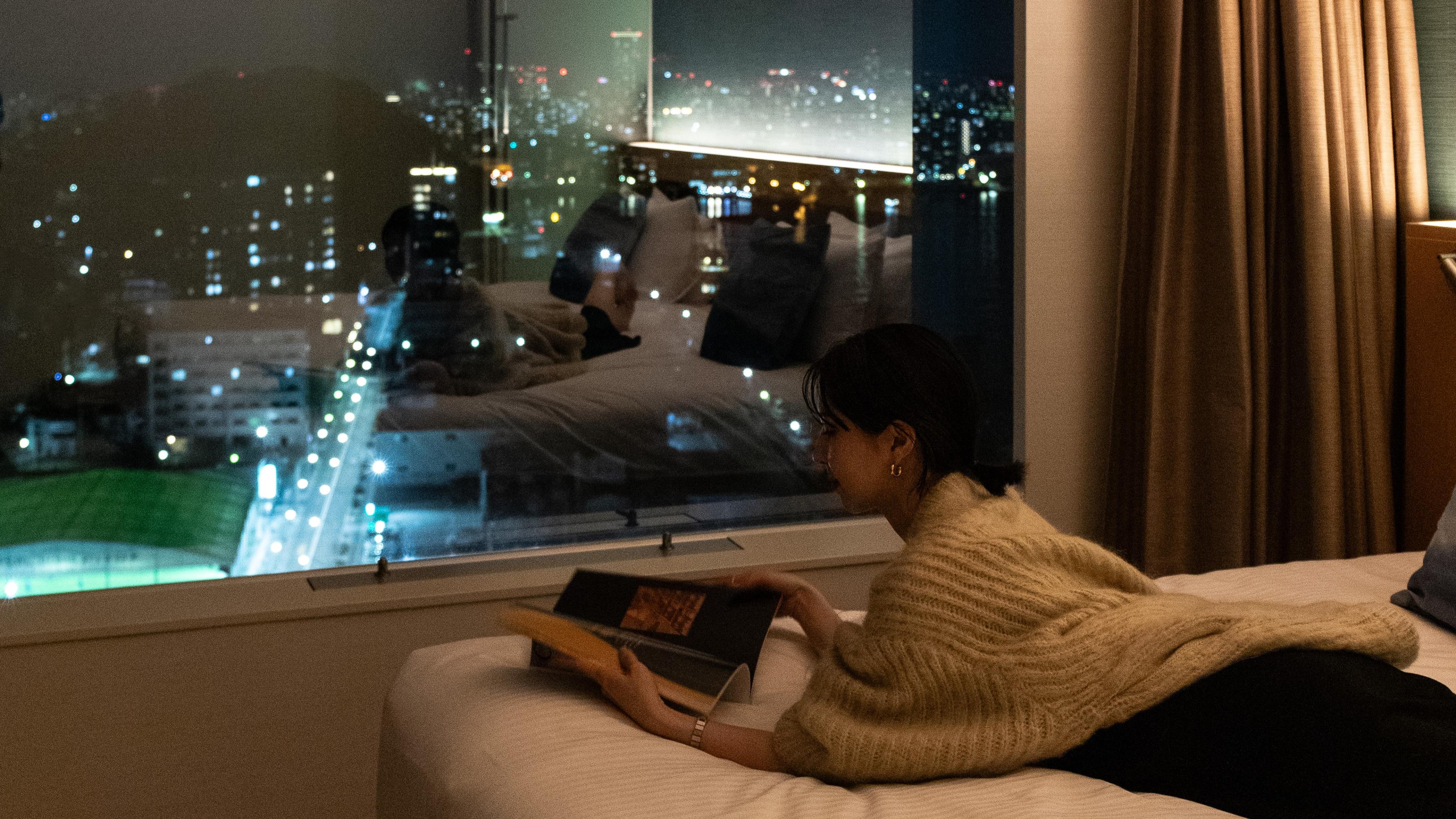 女性がベッドの上でくつろいでいる