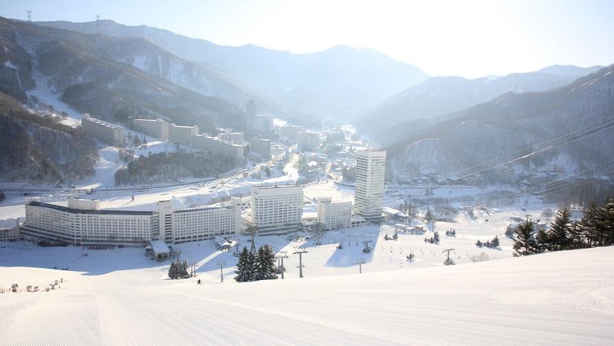 スキー場山頂からホテルを見た景色。