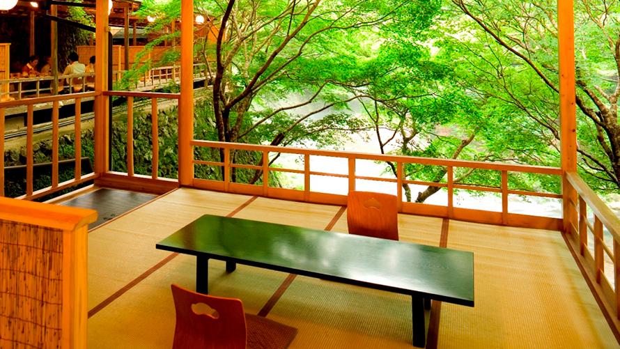 「料理旅館 高雄 錦水亭」で 清滝川のせせらぎを楽しむ川床の夕べ