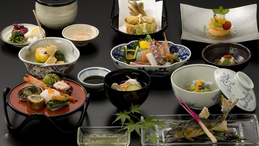 涼し気なお料理を川床でいただく