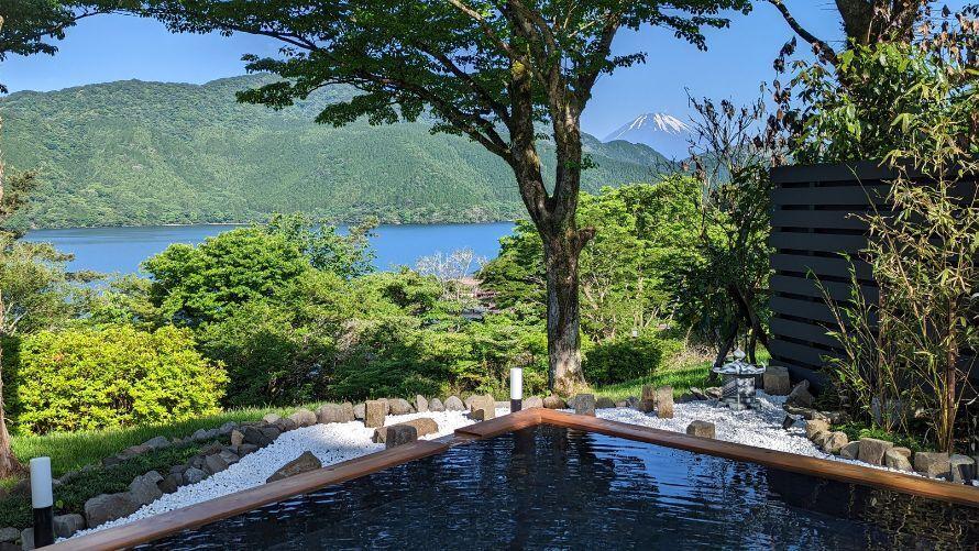 男性露天風呂でくつろぎながら眺める富士山の絶景