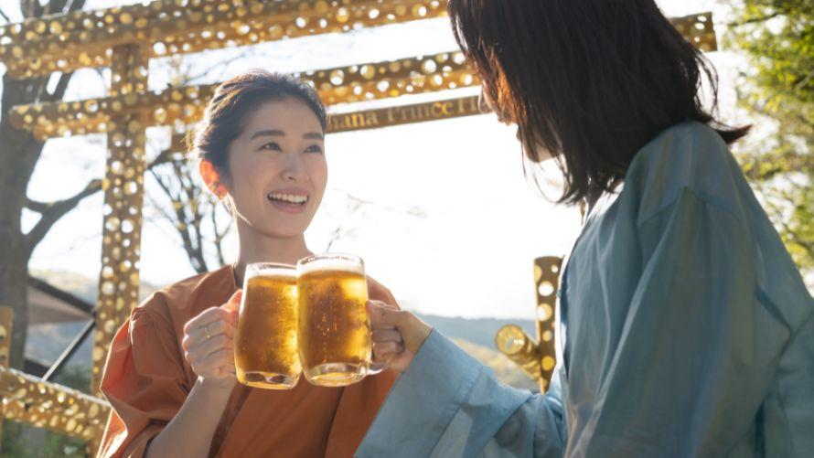 ホテルの中庭で楽しむハッピーアワー