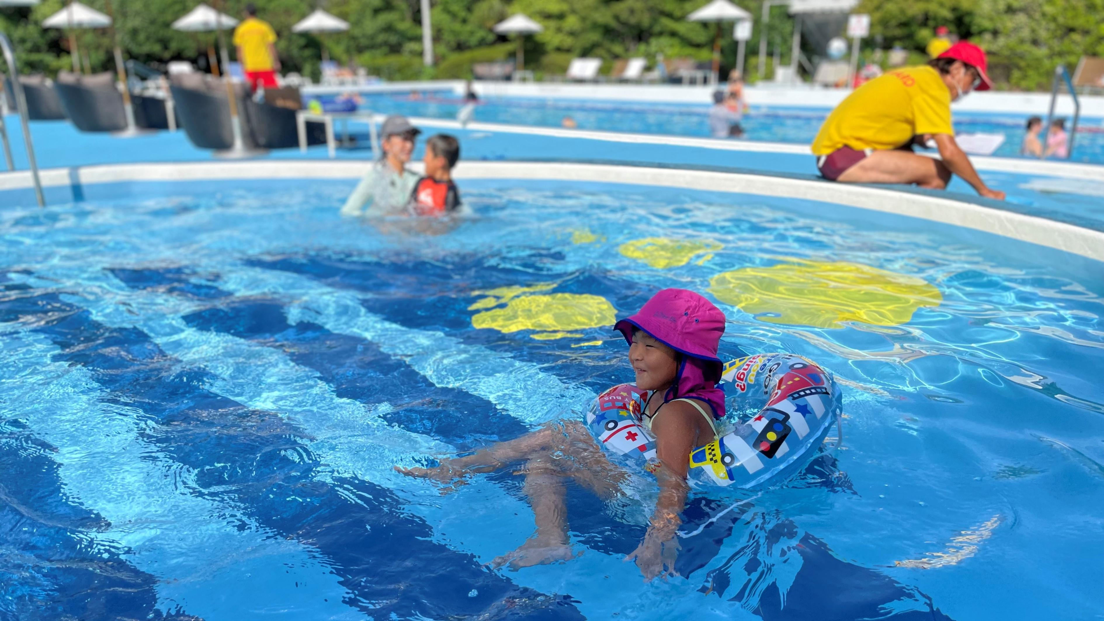 子供用プールで遊ぶ子供たち