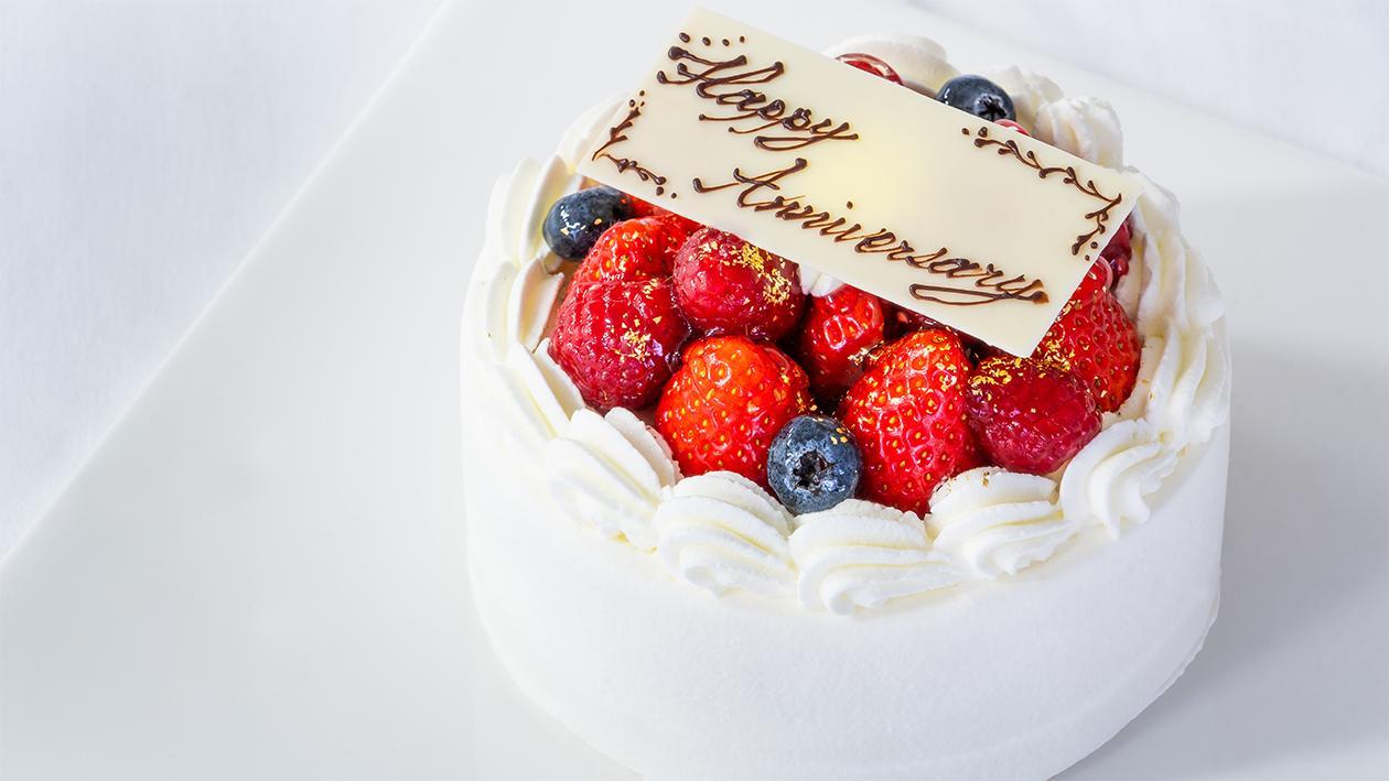 オプションでオーダーできる、メッセージプレート付きのいちご ショートケーキ。