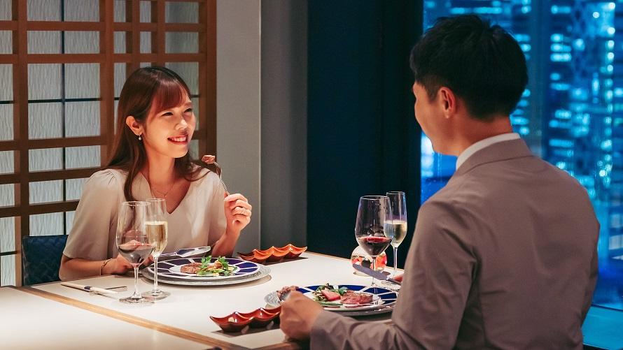 煌めく夜景を眺めながら、おしゃれに過ごす二人のディナータイム