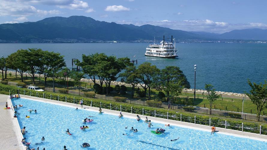 びわ湖の形を模したプールは全長90m、最大幅23mのスケール(7/18～9/23)