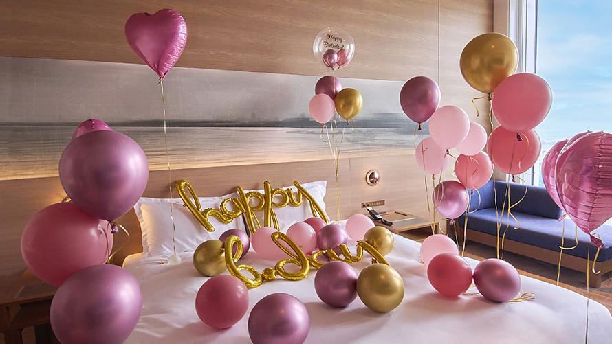アニバーサリープラン。ピンク系のバルーンとhappybirthdayの金の文字バルーン