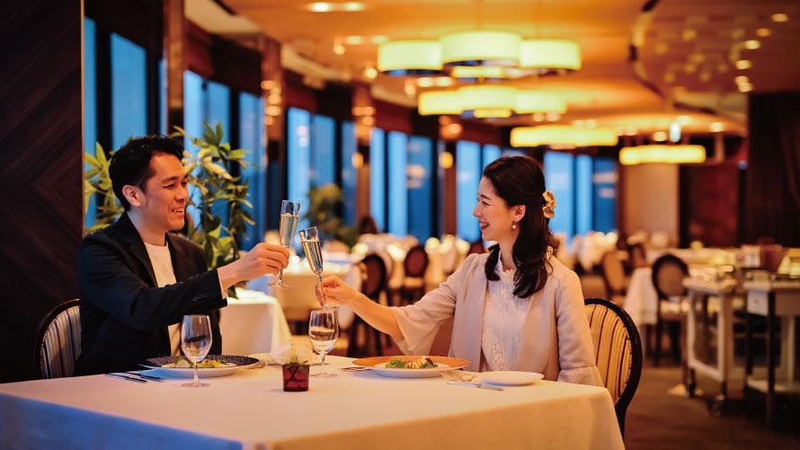 花火鑑賞前に宴会場またはレストランにてディナータイム