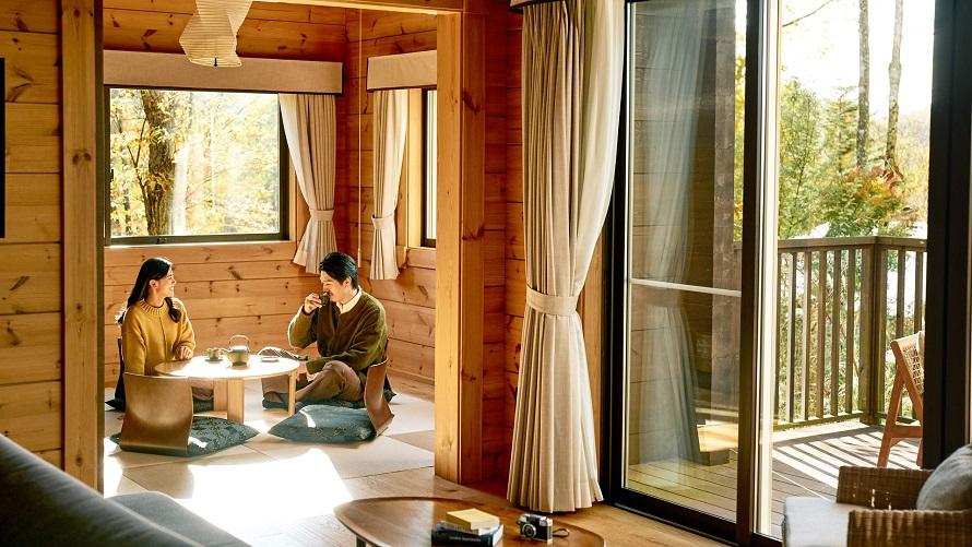 ヴィラの和室のお部屋でゆったりくつろぐご夫婦