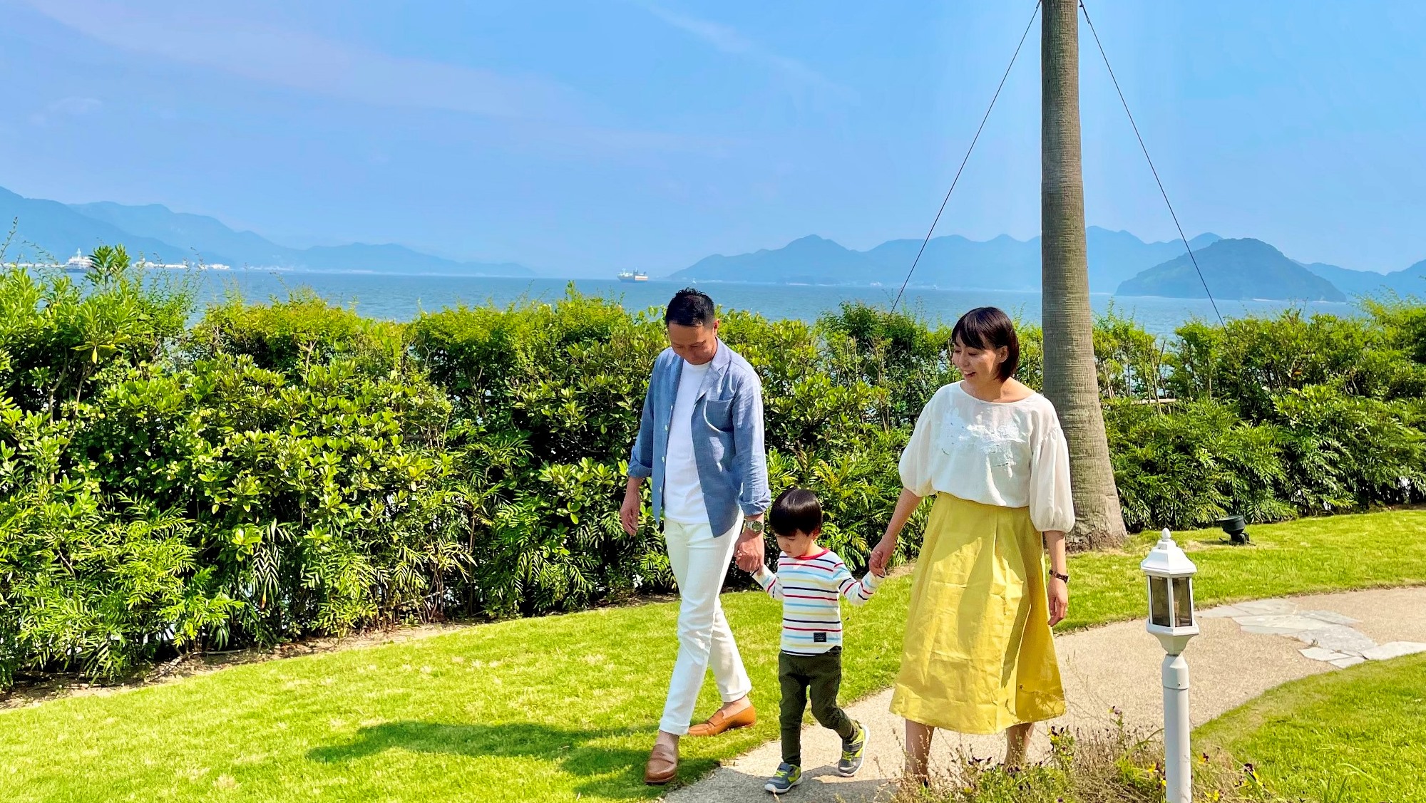 グランドプリンスホテル広島の海辺を歩く家族