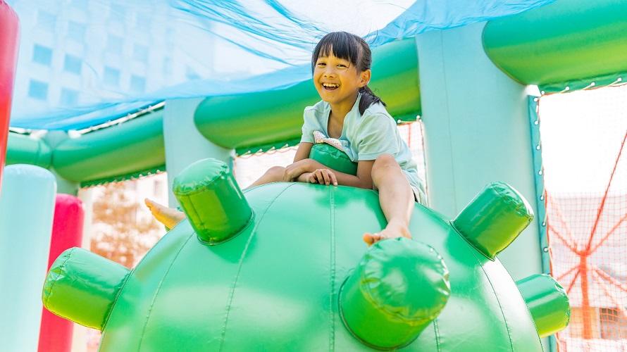エアー遊具は、子どもたちの笑顔があふれる人気スポット。