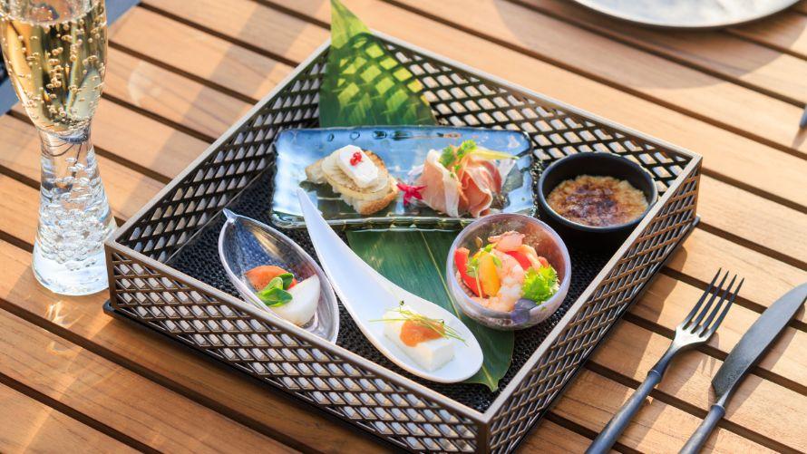 地元の野菜やチーズを使った前菜プレート
