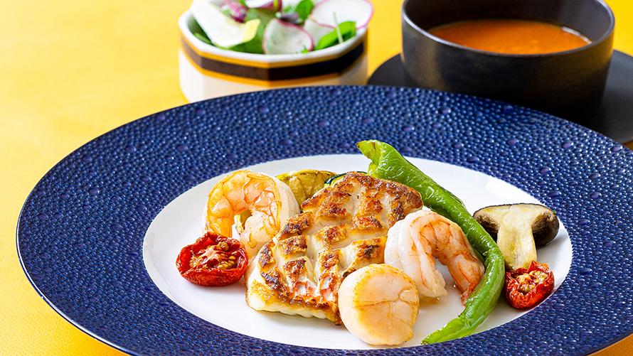 「シーフードセット」海の恵み鯛・帆立・海老を、香ばしく一皿に。（アミューズ・サラダ・スープ・パン付き）