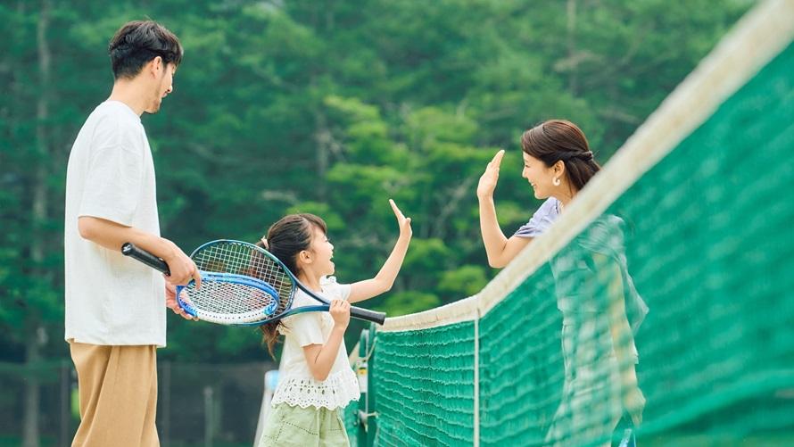 家族みんなでテニスを楽しむ