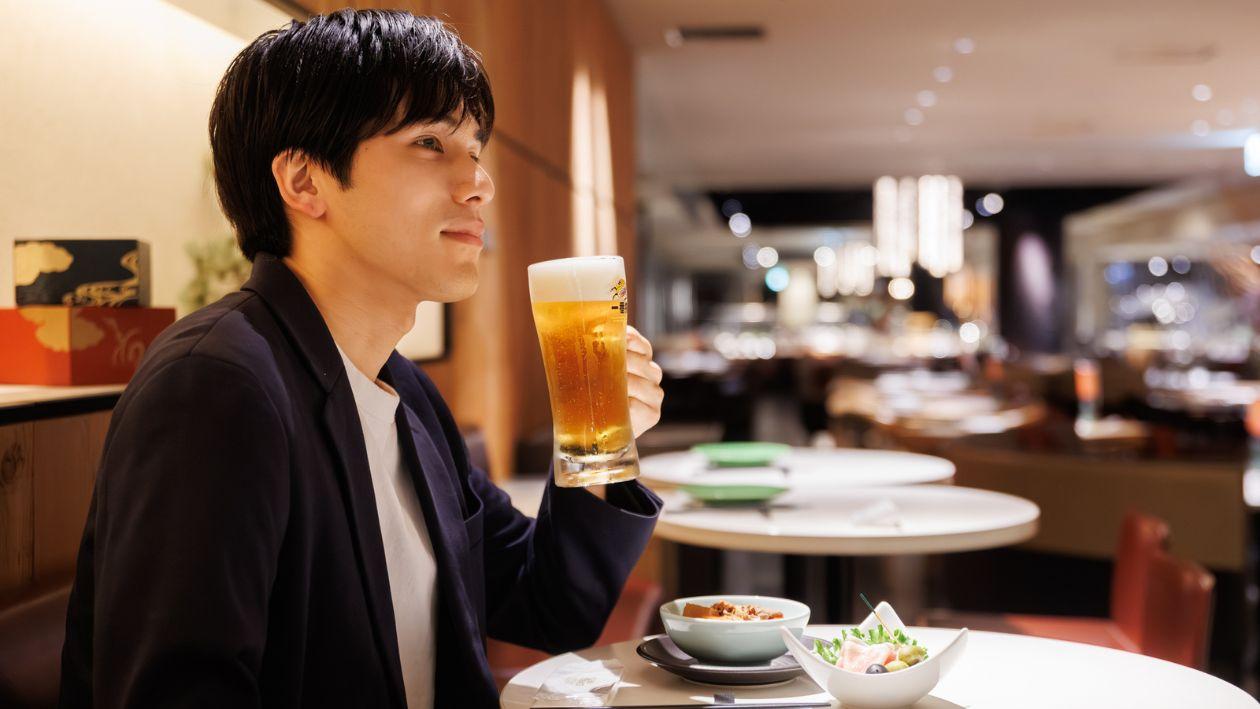 品川プリンスホテルイーストタワー　和ビストロいちょう坂でビールを飲む男性