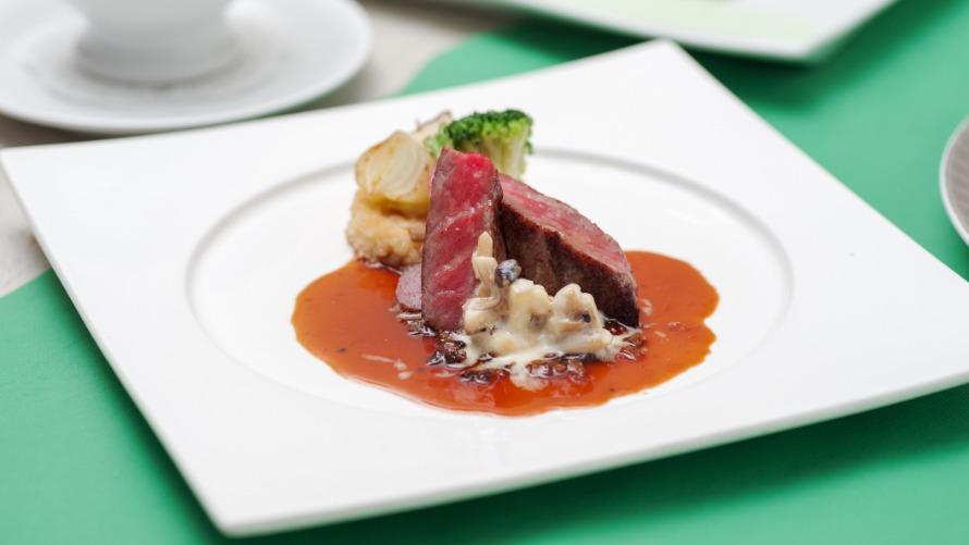 肉料理。上州牛サーロインのステーキ　キャベツのリゾット