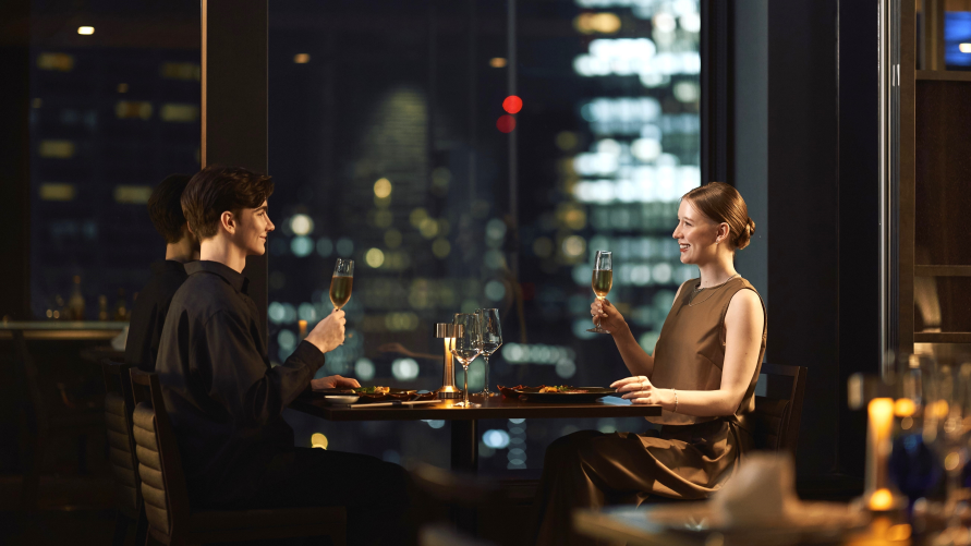 煌めく夜景を眺めながら、おしゃれに過ごす二人のディナータイム