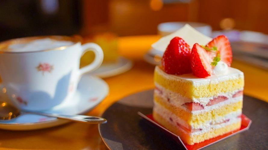 落ち着いた店内で味わうホテルメイドのイチゴショートケーキとホットカフェオレ