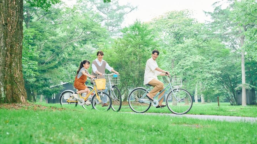 夏の軽井沢を満喫！サイクリングをする家族