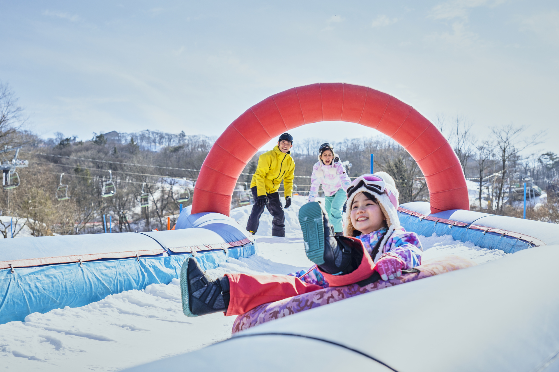 キッズパークで雪あそびを楽しむ親子