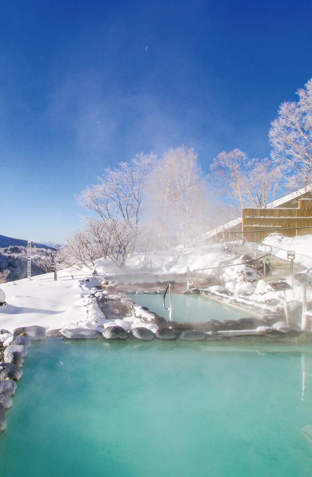 雪景色の露天風呂「こまくさの湯」