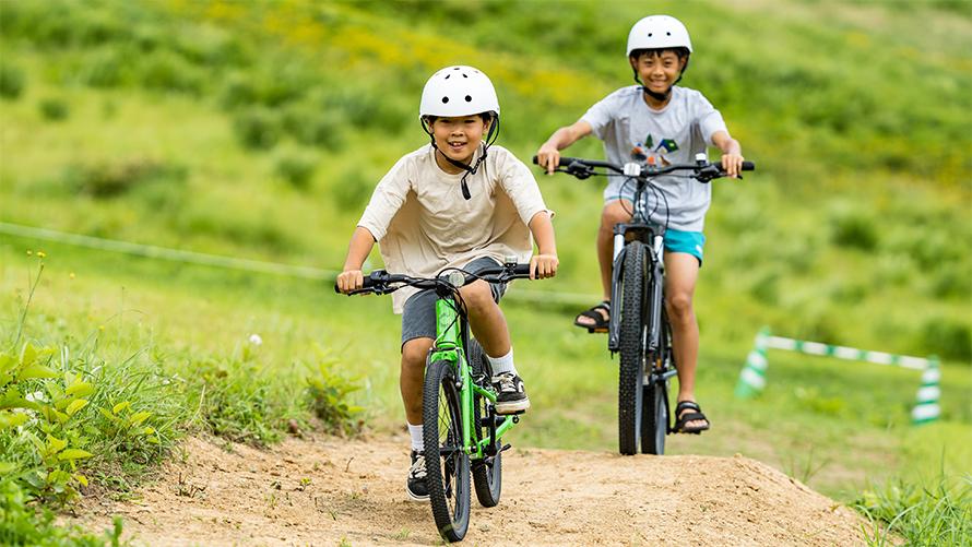 子供２人がマウンテンバイクを楽しんでいる