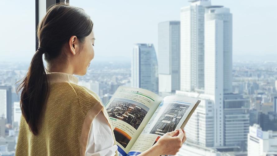 ホテルオリジナルのガイドブックを読むお母さん