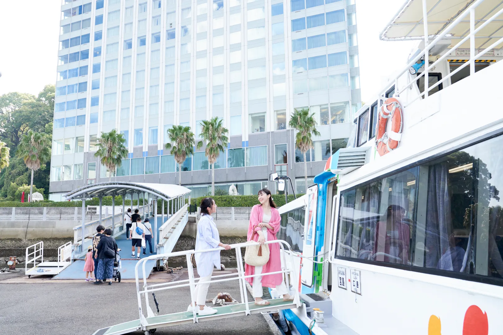 広島駅から無料送迎＆ホテル前桟橋から宮島へ