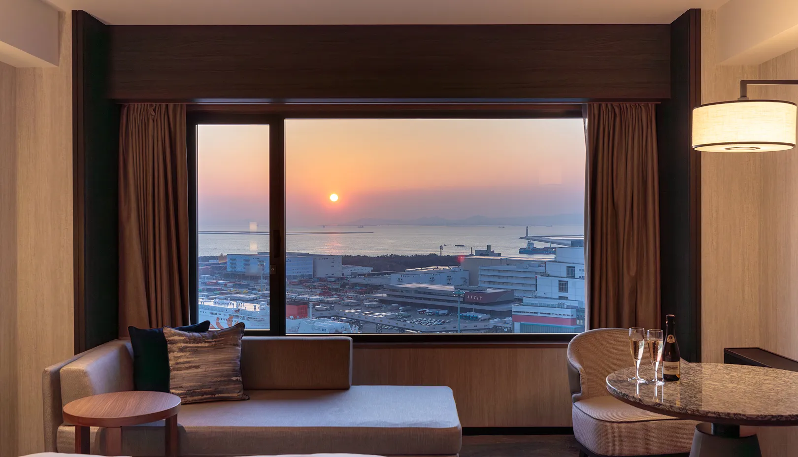 大阪湾に沈む夕日を望む客室