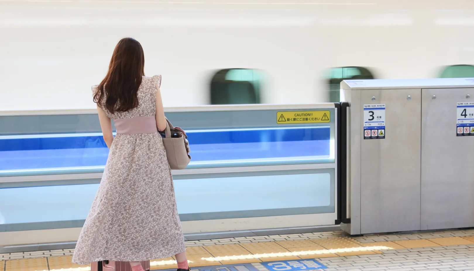 PIXTAより「新幹線を待つ女性」