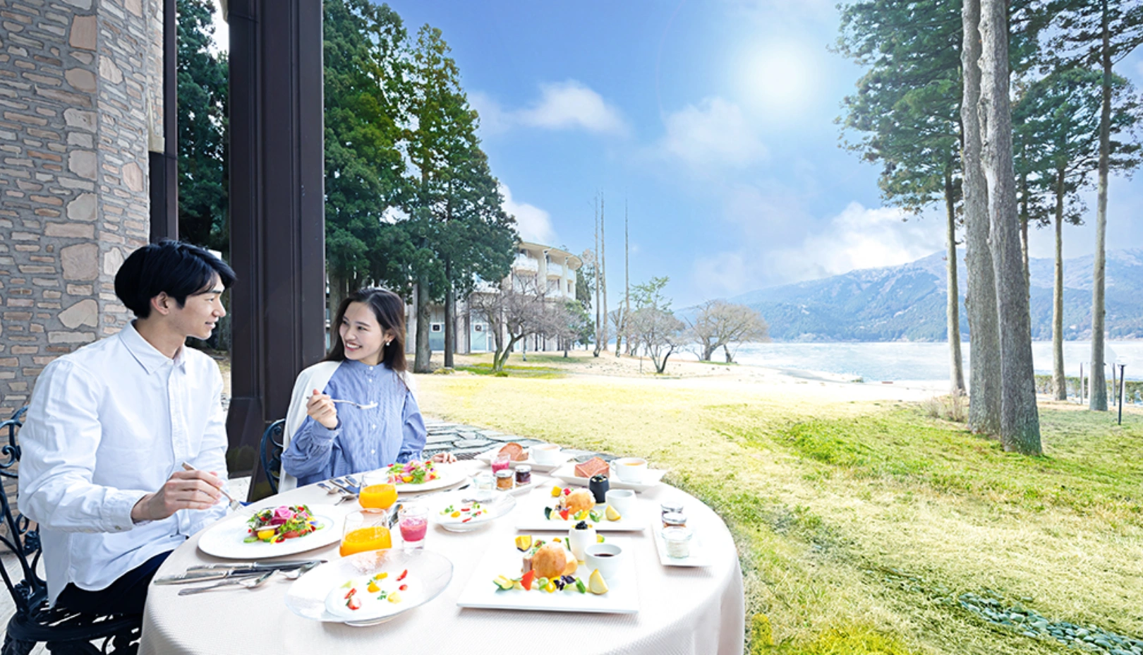 ザ・プリンス 箱根芦ノ湖公式Webサイトより「湖を望むレストランでの食事」