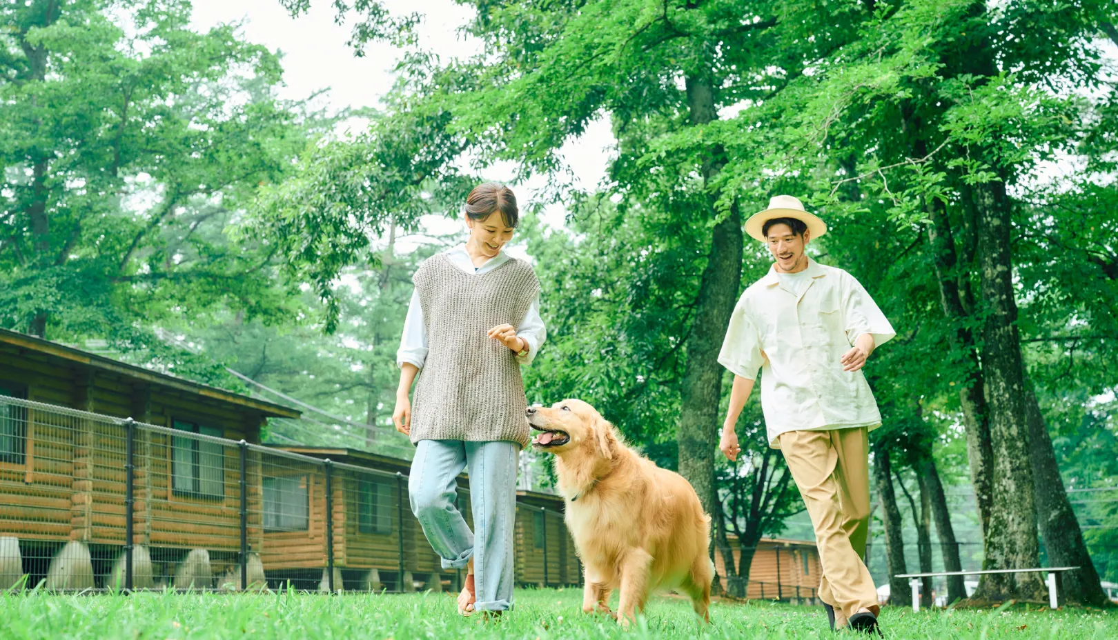 軽井沢プリンスホテル公式Webサイトより「森に囲まれたドッグヴィレッジで愛犬と散歩する様子」