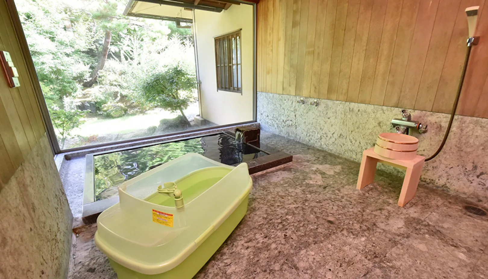 三養荘公式Webサイトより「ワンちゃん用バスタブを備えた客室温泉」