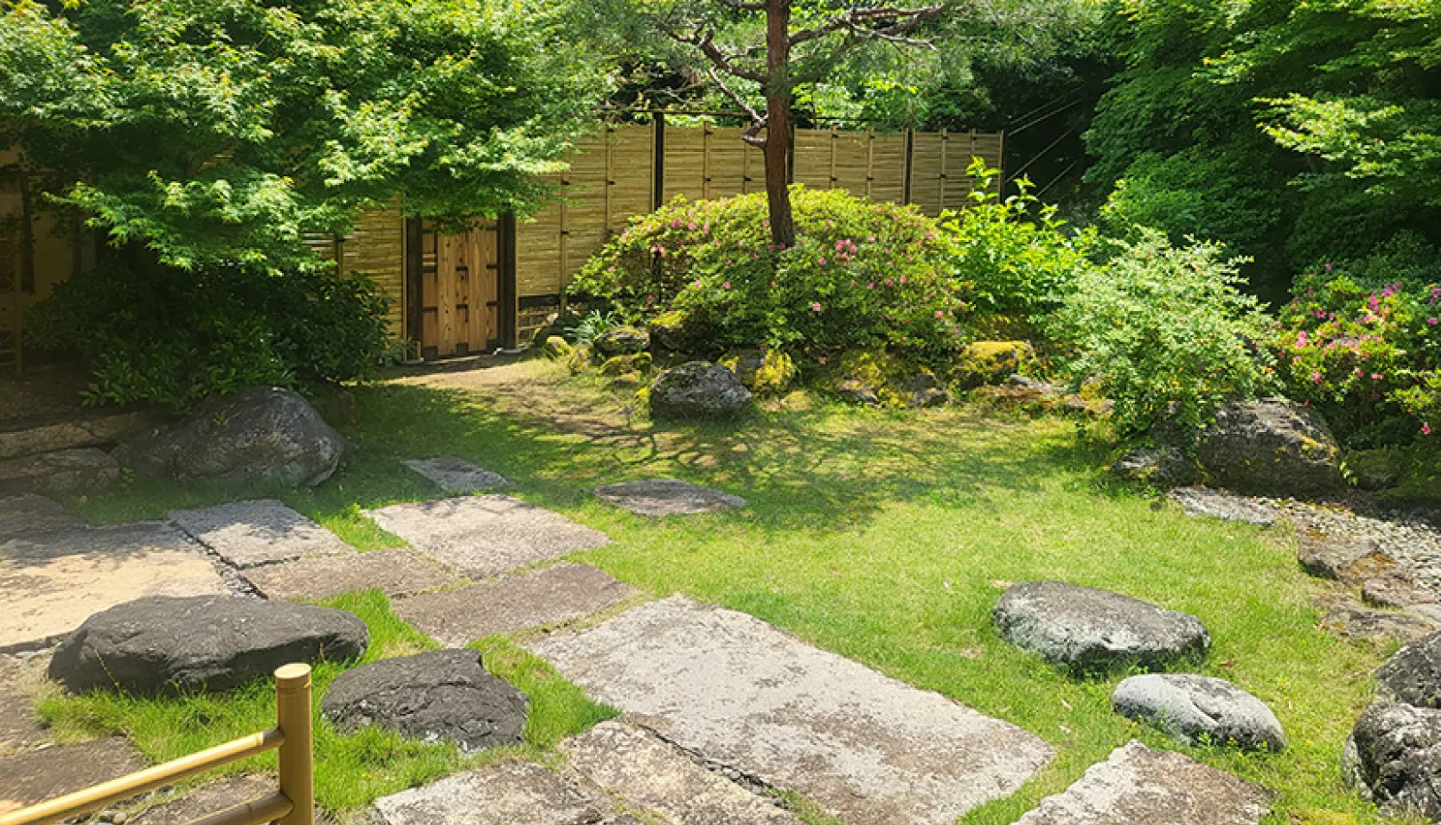 三養荘公式Webサイトより「愛犬同伴専用の離れから望む日本庭園」