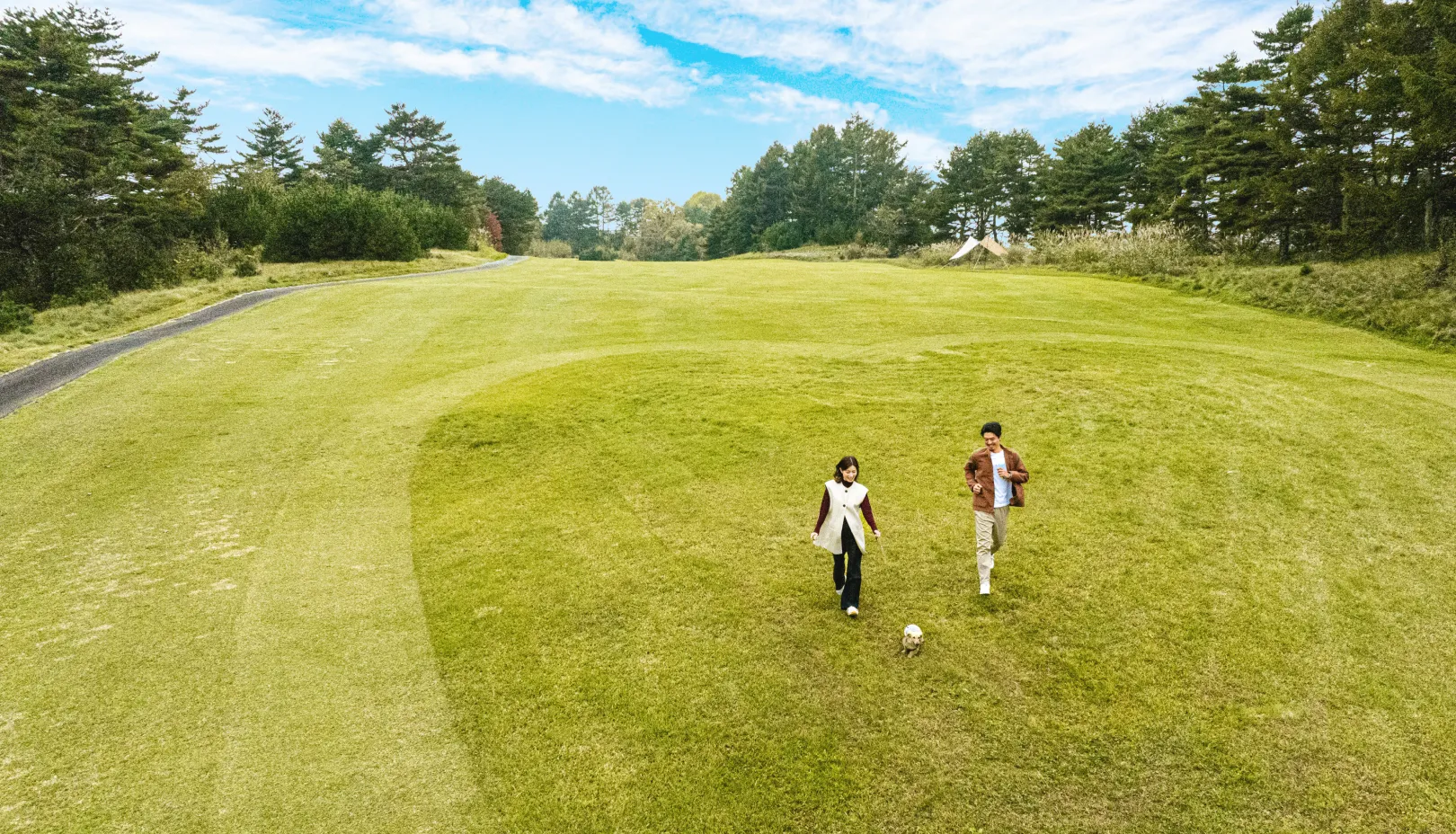 嬬恋プリンスホテル公式Webサイトより「広大な芝生で愛犬と走って遊ぶ様子」