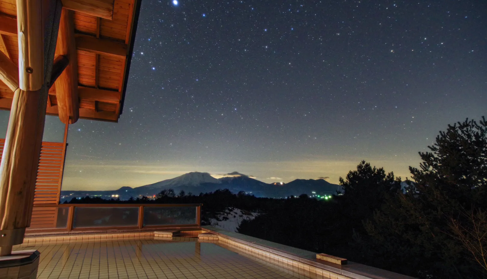 嬬恋プリンスホテル公式Webサイトより「星空と浅間山を望む夜の露天風呂」