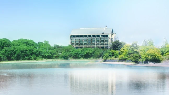 中国割烹旅館 掬水亭公式Webサイトより「多摩湖越しに望む外観」