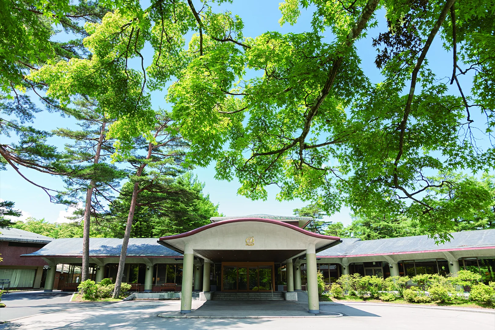 軽井沢プリンスホテル イースト公式Webサイトより「張り出した屋根が印象的な外観」