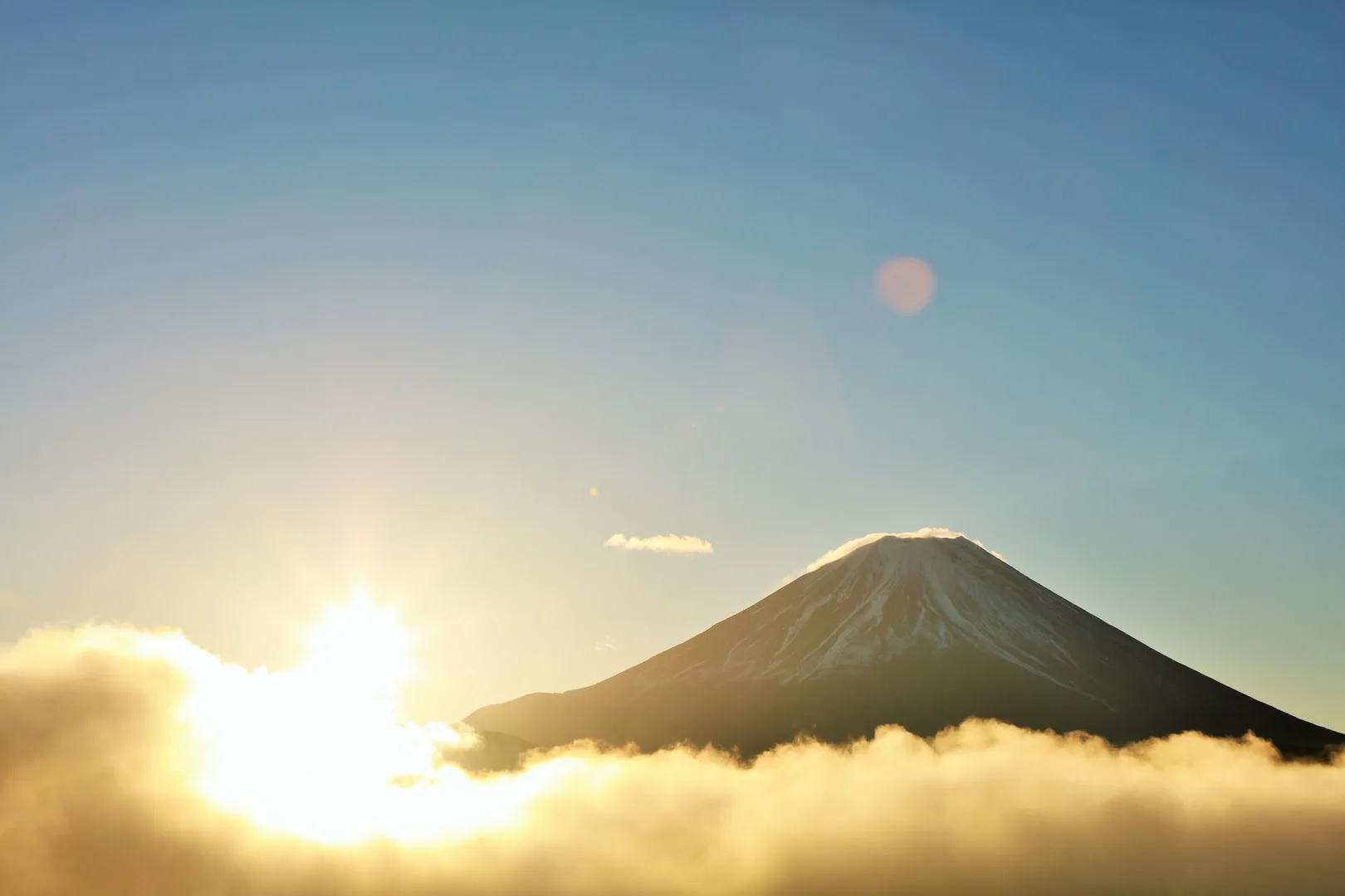 PIXTAより「夜明けの太陽と雲海に浮かぶ富士山」