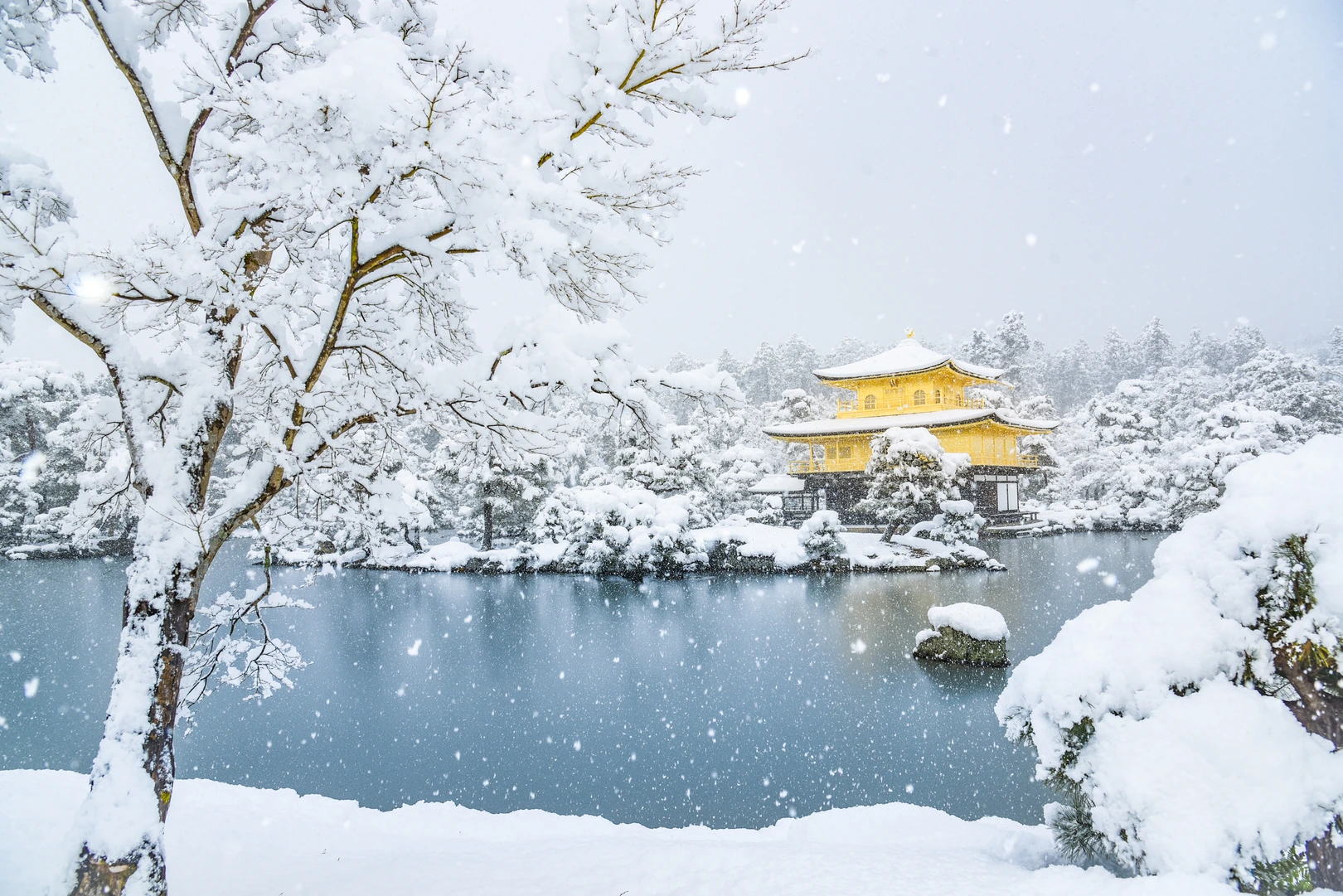 PIXTAより「雪化粧をまとった金閣寺」
