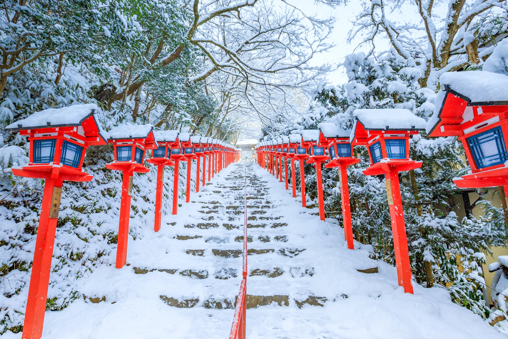 PIXTAより「雪の貴船神社と灯篭が並ぶ表参道」