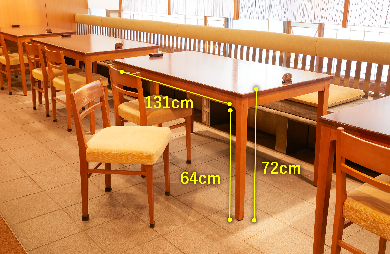 日本料理 芝桜 テーブル高さ72センチメートル テーブルの天板下から床までの高さ64センチメートル テーブル脚幅131センチメートル