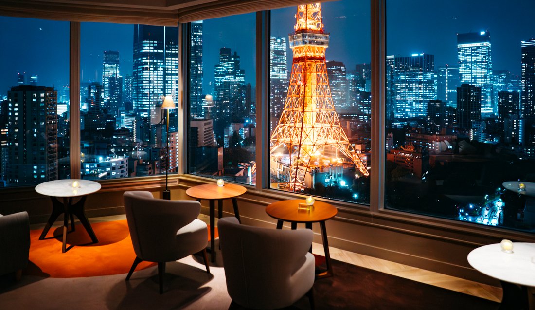 夜の東京タワーを望む窓辺