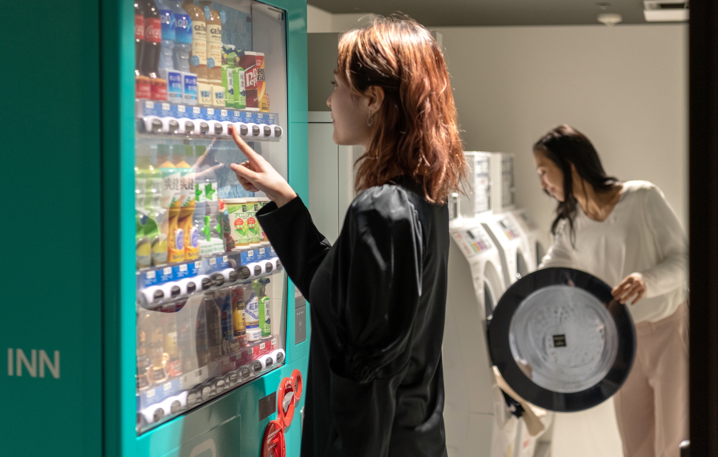 写真:ホテル内の電子レンジと自動販売機