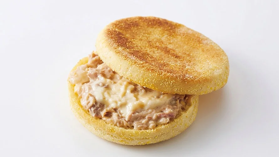 イングリッシュマフィン ツナチーズ(バターオイル香る、玉ねぎ食感がアクセントのツナチーズマフィン)
