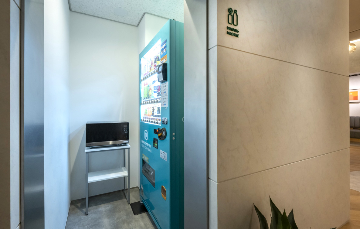写真:ホテル内の電子レンジと自動販売機