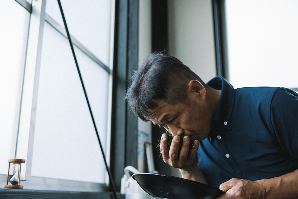 茶葉の匂いをかぐ男性